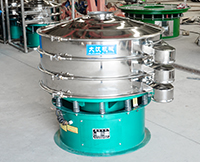旋振篩多采用立式振動(dòng)電機(jī)作為激振來(lái)源，利用偏心塊的夾角的不同實(shí)現(xiàn)物料在篩網(wǎng)上運(yùn)動(dòng)的軌跡調(diào)整。