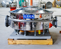 直排篩可分為單雙振動(dòng)源兩種，但其電機(jī)是懸掛在振動(dòng)篩框的外側(cè)，振動(dòng)理相對(duì)比較大。