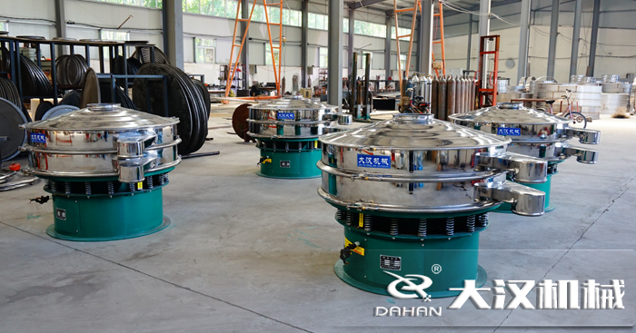 磨料振動(dòng)篩的工作原理：是由直立電機(jī)作為激振源，用來(lái)幫助物料進(jìn)行運(yùn)動(dòng)并且實(shí)現(xiàn)，理想的分級(jí)除雜效果。