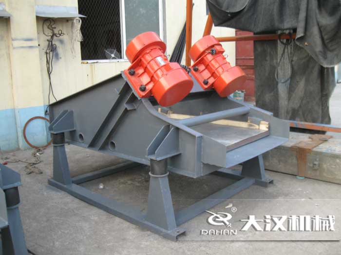 礦用振動(dòng)篩采用優(yōu)質(zhì)的錳鋼材質(zhì)，主要特點(diǎn)就耐磨性強(qiáng)，對(duì)于礦用振動(dòng)篩來說其，耐磨性是非常重要的。