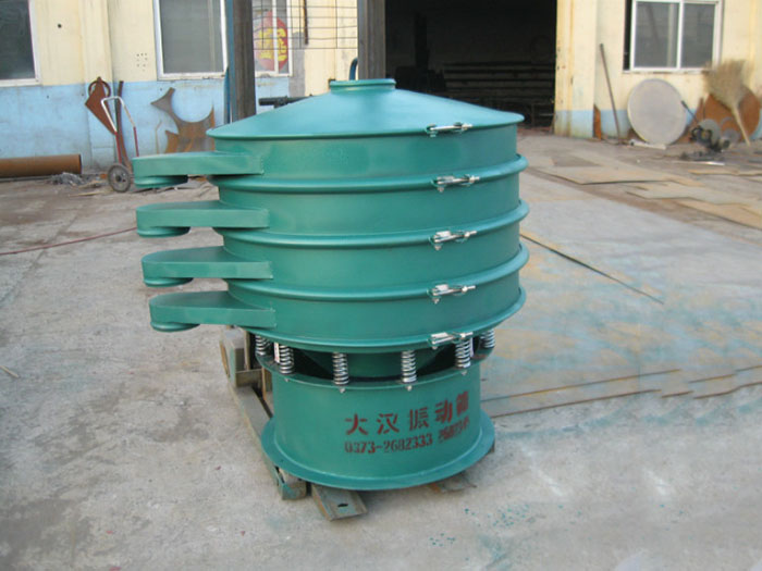 直徑1000型振動(dòng)篩除了有碳鋼材質(zhì)其還有不銹鋼+碳鋼，以及全不銹鋼的選擇，用戶可根據(jù)用戶物料的性質(zhì)不同可進(jìn)行選擇。