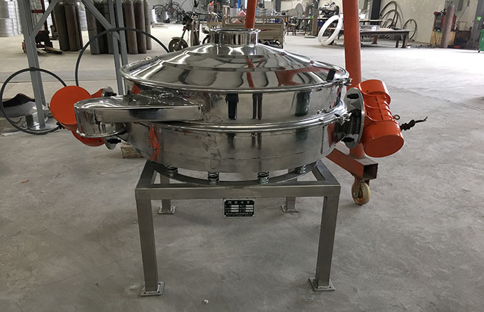 主要采用的是雙振動(dòng)電機(jī)振動(dòng)，其振動(dòng)力比普通振動(dòng)篩要高，同時(shí)采用直泄式的排料方式，很好的解決了堵料塞料的問題。