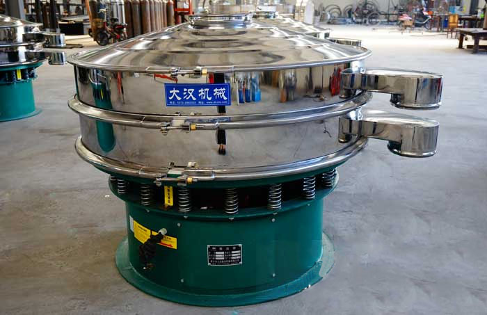 玻璃粉振動(dòng)篩比較常見(jiàn)的材質(zhì)為不銹鋼材質(zhì)，但其碳鋼材質(zhì)的設(shè)備相對(duì)來(lái)說(shuō)其使用壽命不夠長(zhǎng)，對(duì)于一些特殊行業(yè)的物料的篩分也比較有限，所以目前比較受歡迎的材質(zhì)為不銹鋼材質(zhì)。