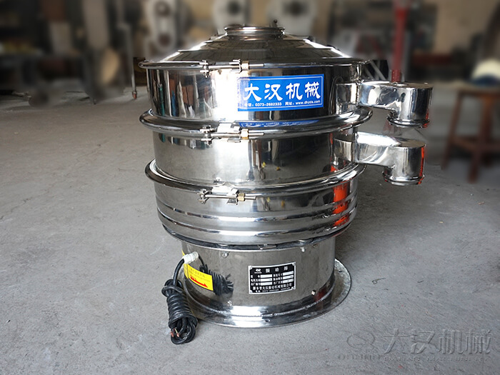 醫(yī)藥振動(dòng)篩主要采用的是304不銹鋼振動(dòng)篩，優(yōu)勢(shì)：設(shè)備干凈衛(wèi)生，不易生銹，使用壽命長(zhǎng)久，經(jīng)久耐用。